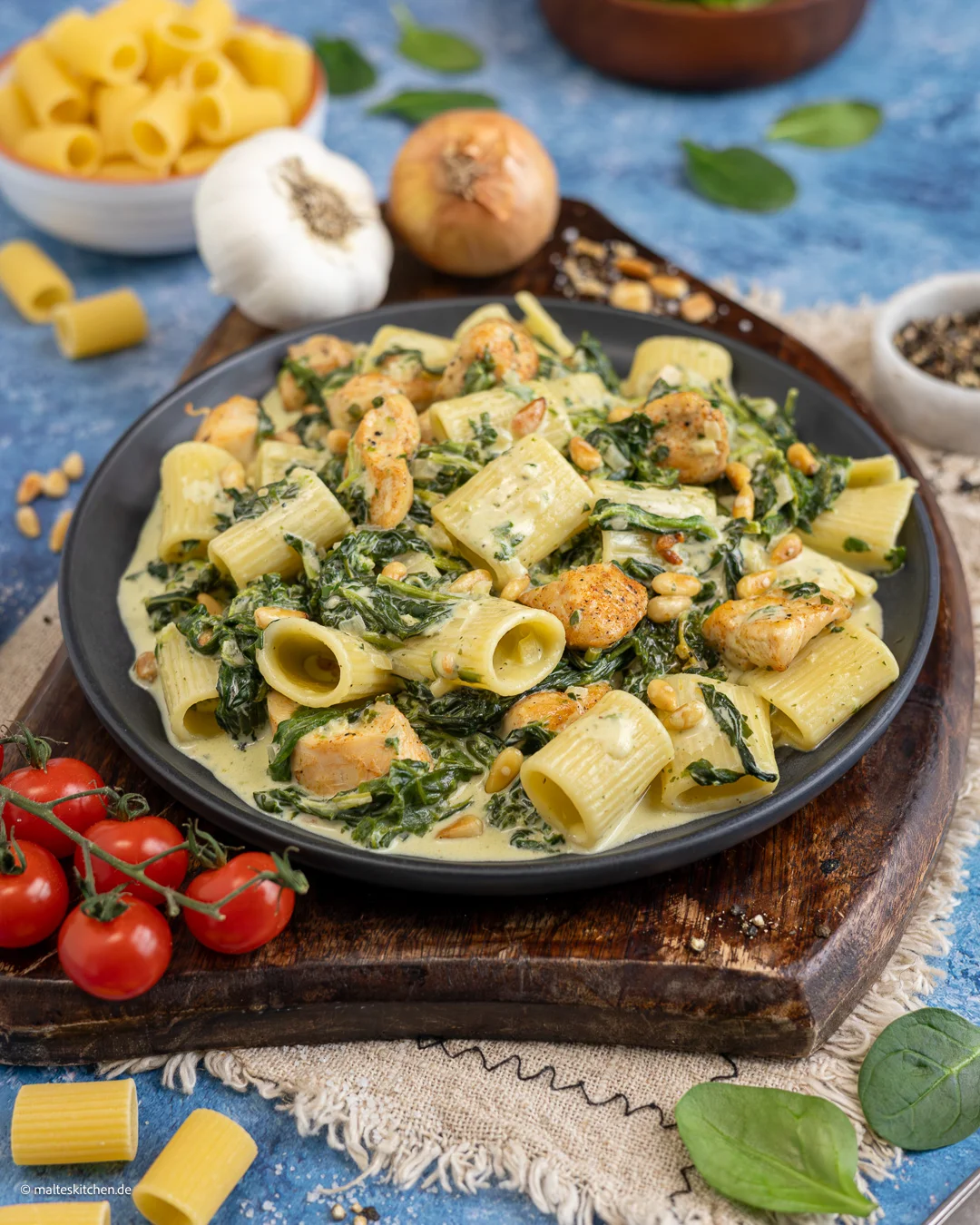 Nouilles avec poulet et épinards