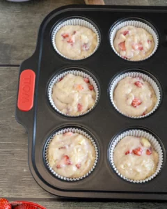 Pâte à muffins dans le moule à muffins