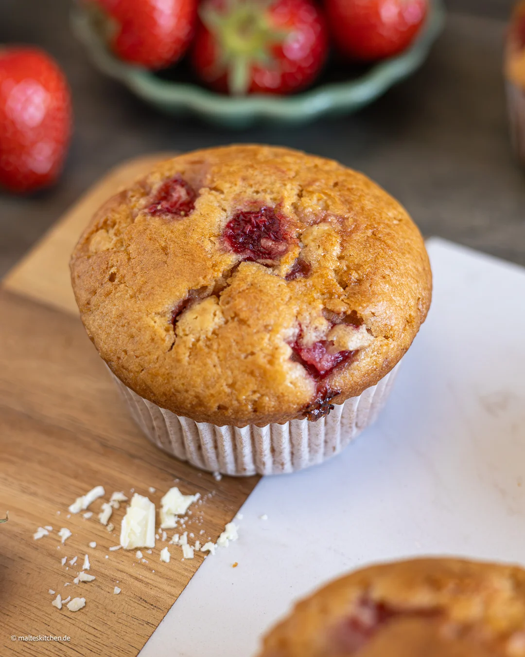 Muffins aux fraises, chocolat blanc et fraises fraîches