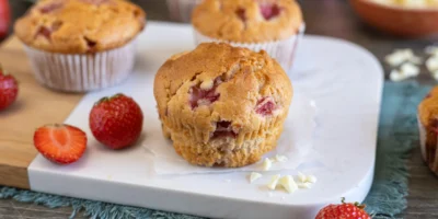 Recette de muffins aux fraises et chocolat blanc juteux et moelleux