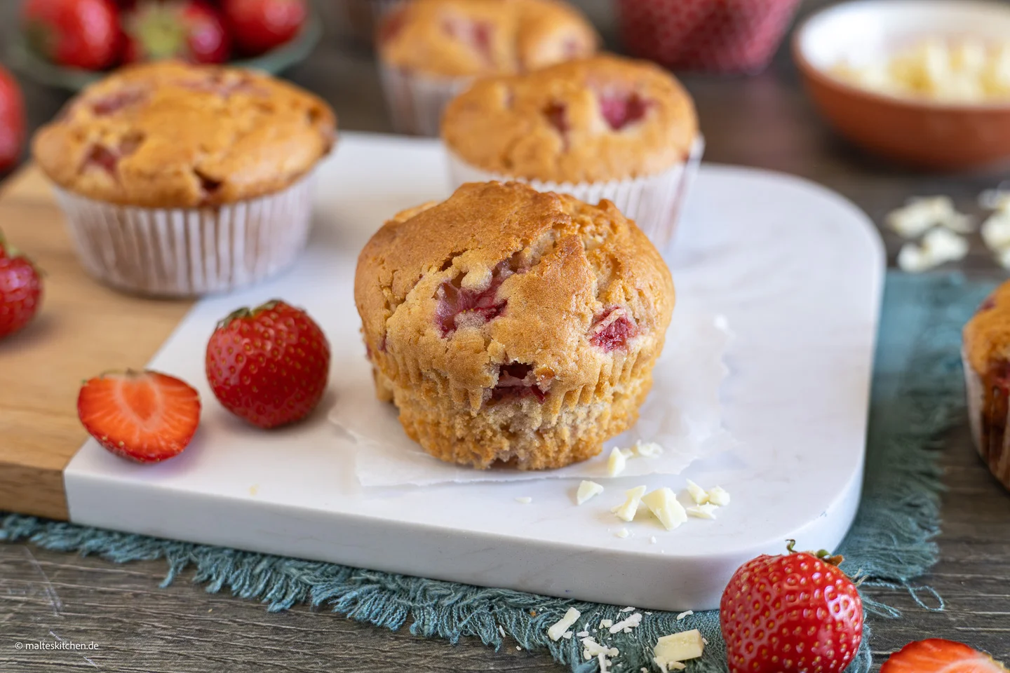 Muffins aux fraises et chocolat blanc |  juteux et moelleux