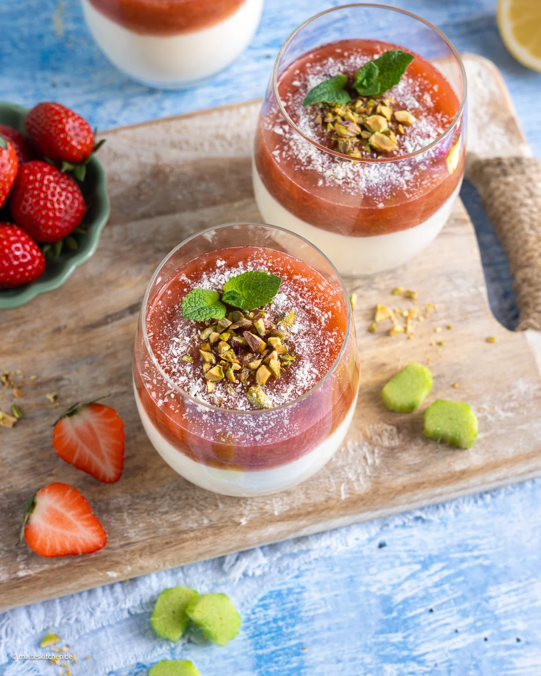 Dessert simple dans un verre à la rhubarbe et aux fraises.
