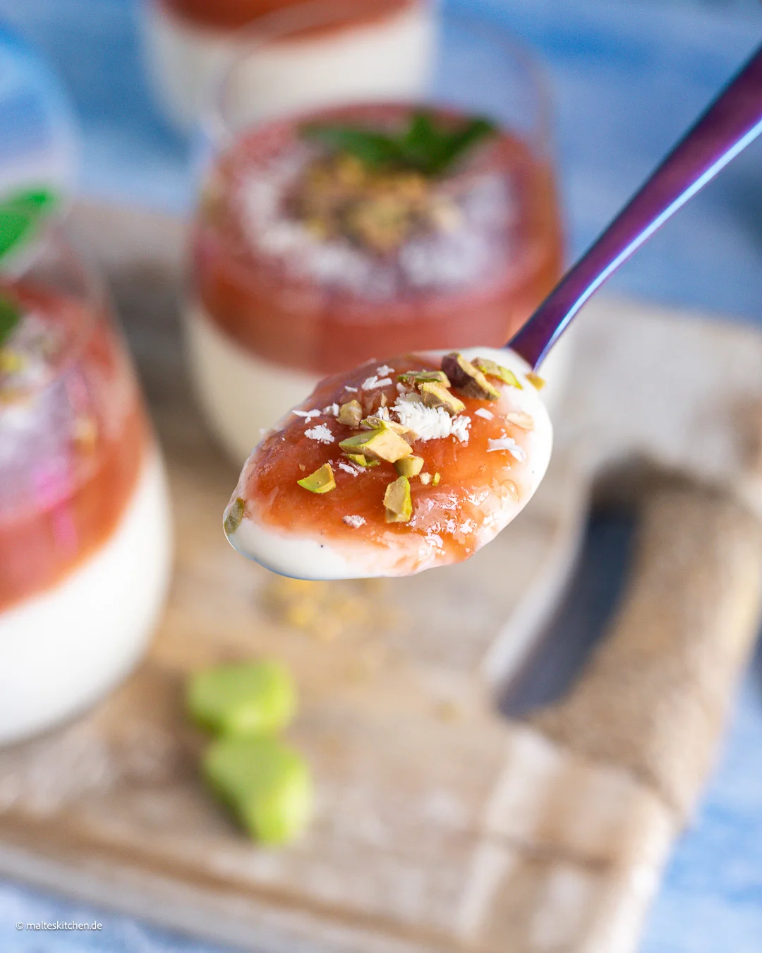 Crème aérienne à la rhubarbe, fraises et pistaches.