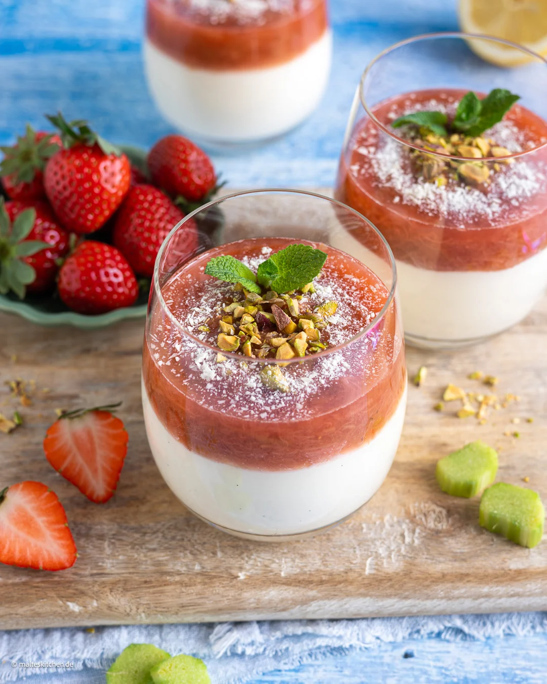 Rapidement préparé et délicieux.  Dessert à la rhubarbe.