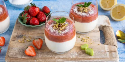 Dessert à la rhubarbe dans un verre avec des fraises |  rapide et facile