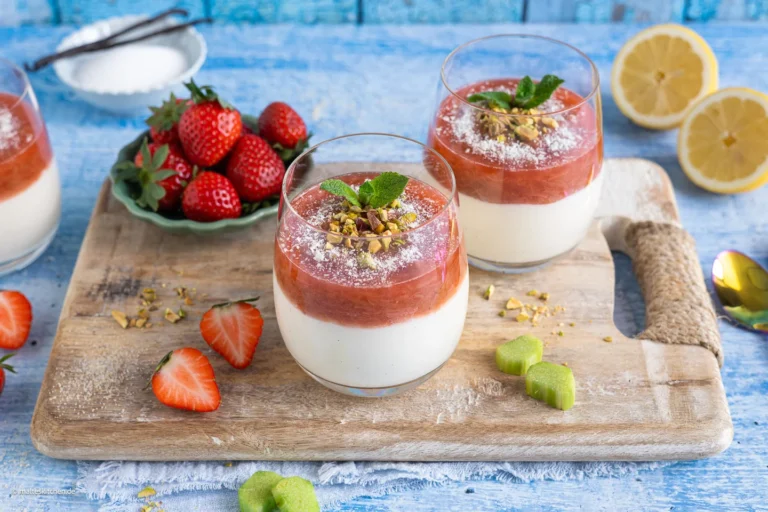 Dessert à la rhubarbe dans un verre avec des fraises |  rapide et facile