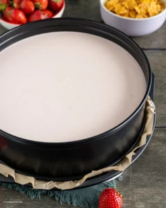 Garniture au mascarpone et au fromage blanc dans le moule à charnière