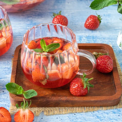 Punch aux fraises avec vin mousseux et vin blanc