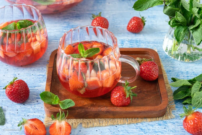 Punch aux fraises avec vin mousseux et vin blanc |  rafraîchissant et délicieux