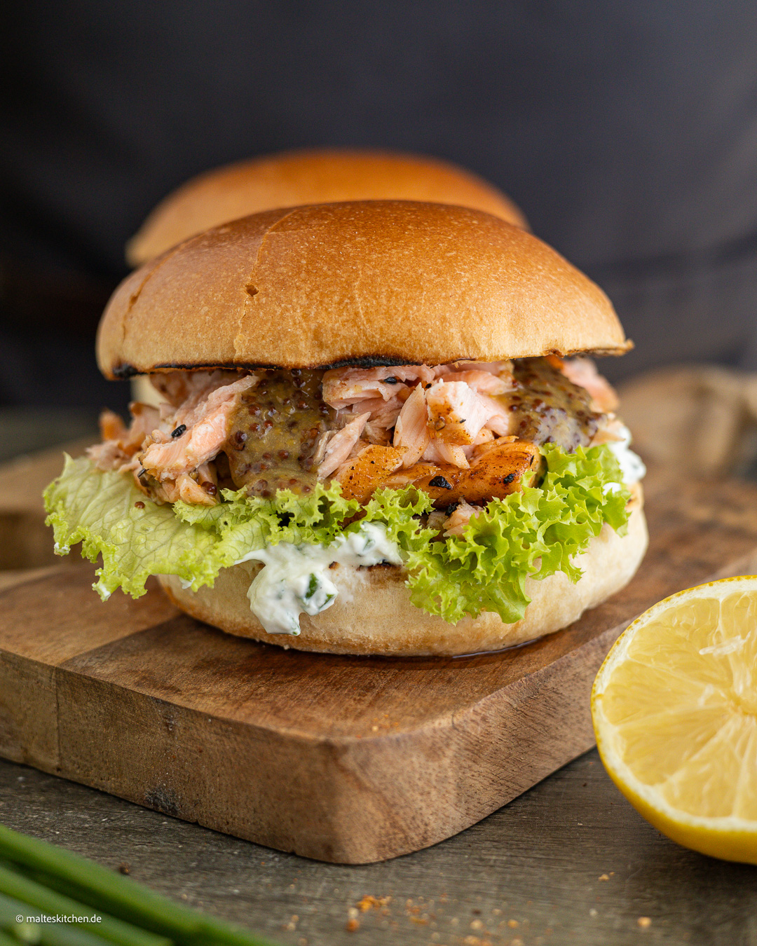 Burger au saumon juteux.