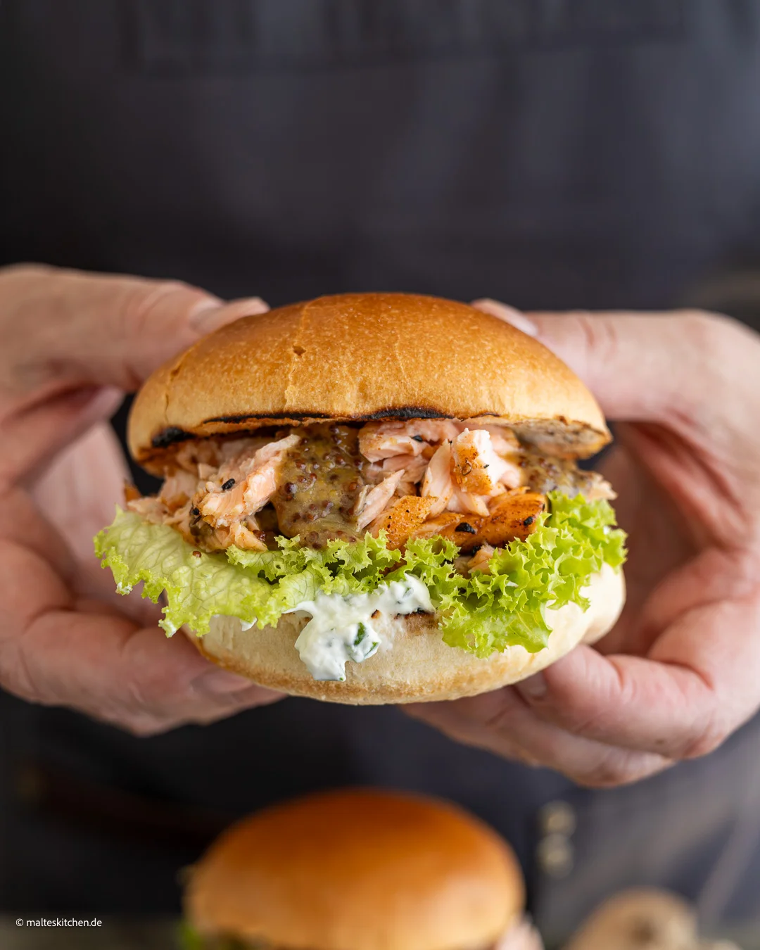 Burger de saumon juteux, crème de ciboulette et moutarde au miel