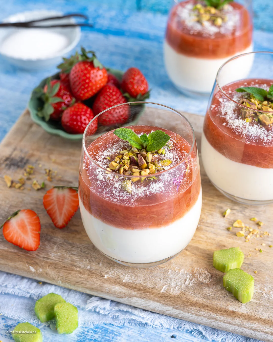 Dessert à la rhubarbe dans un verre aux fraises