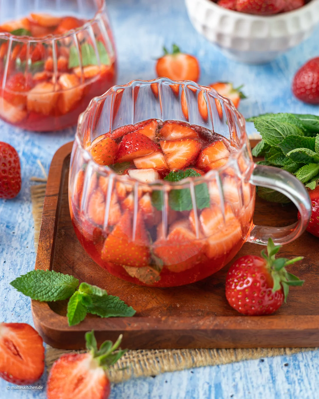 Punch aux fraises avec vin mousseux et vin blanc | rafraîchissant et délicieux