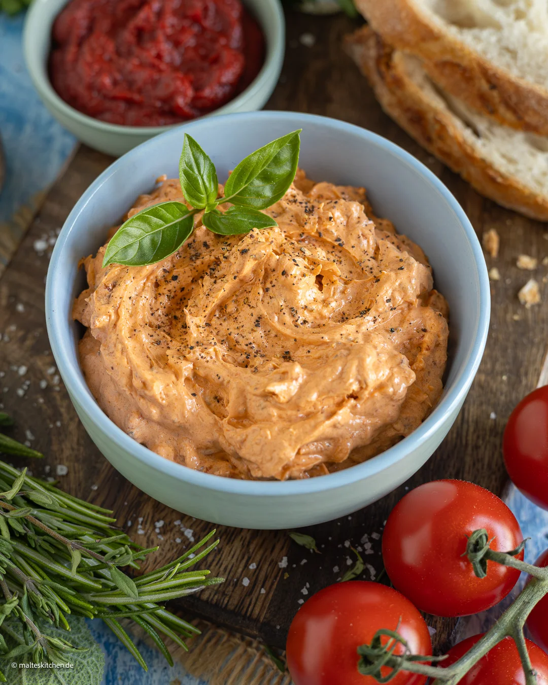 Beurre de tomate incroyablement délicieux en entrée ou en accompagnement d'un barbecue.