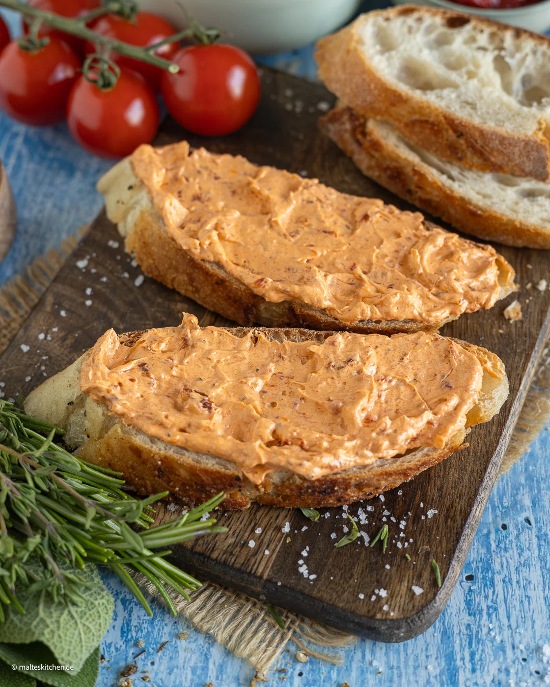 Délicieux beurre de tomate sur du pain