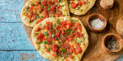 Pain plat aux tomates et beurre à l'ail |  extra croustillant