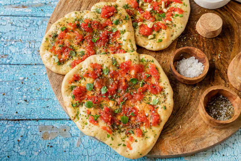 Pain plat aux tomates et beurre à l'ail |  extra croustillant