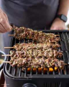 Brochettes de satay grillées au bœuf