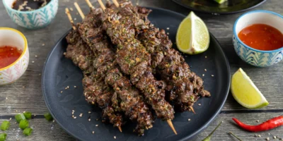 Brochettes de bœuf avec salade de citronnelle et concombre