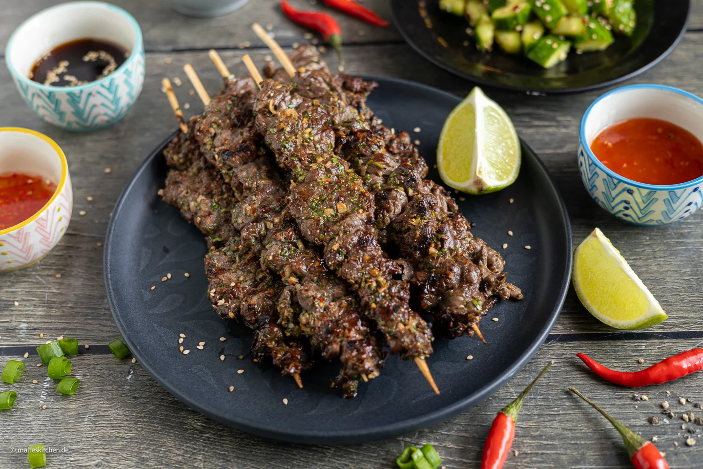 Brochettes de bœuf avec salade de citronnelle et concombre