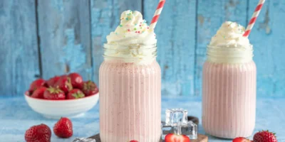Milkshake aux fraises et glace vanille |  frais estival
