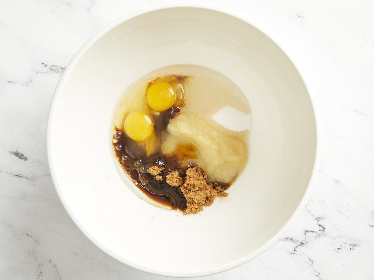 Ingrédients humides pour pain aux courgettes.