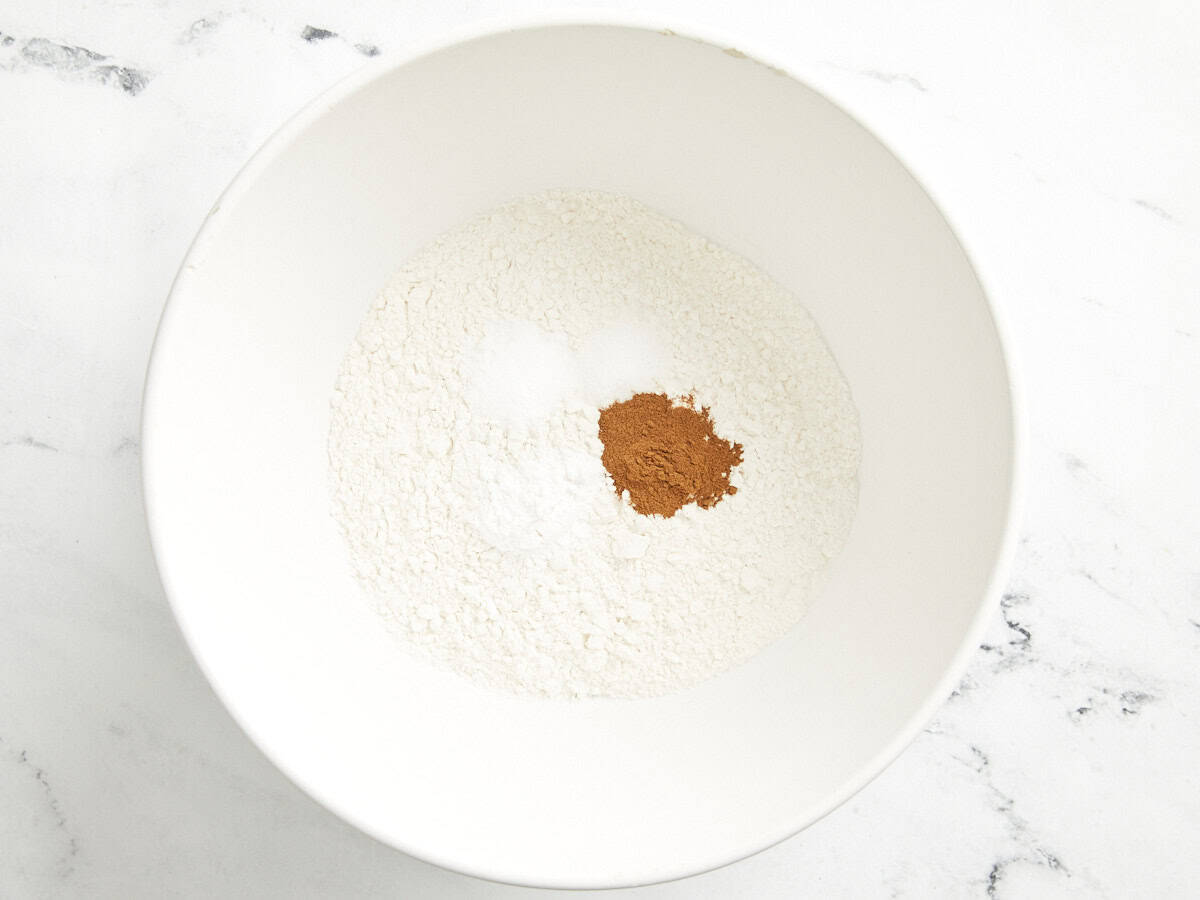 Ingrédients secs pour pain aux courgettes.