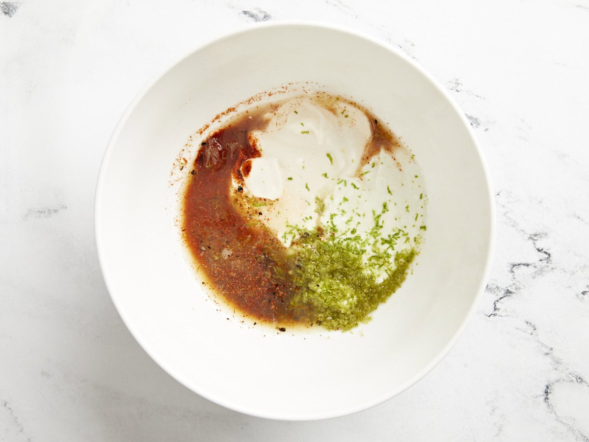 Ingrédients pour préparer une vinaigrette de maïs mexicaine dans un bol.