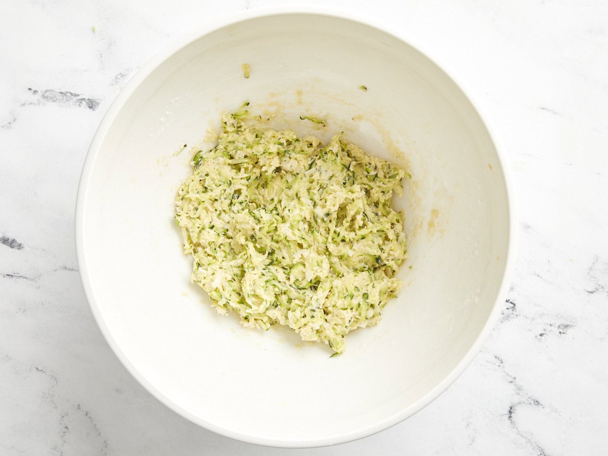 ingrédients pour beignets de courgettes mélangés.