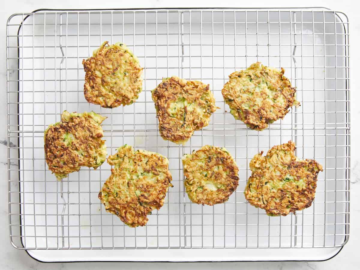 beignets de courgettes cuits sur une grille.