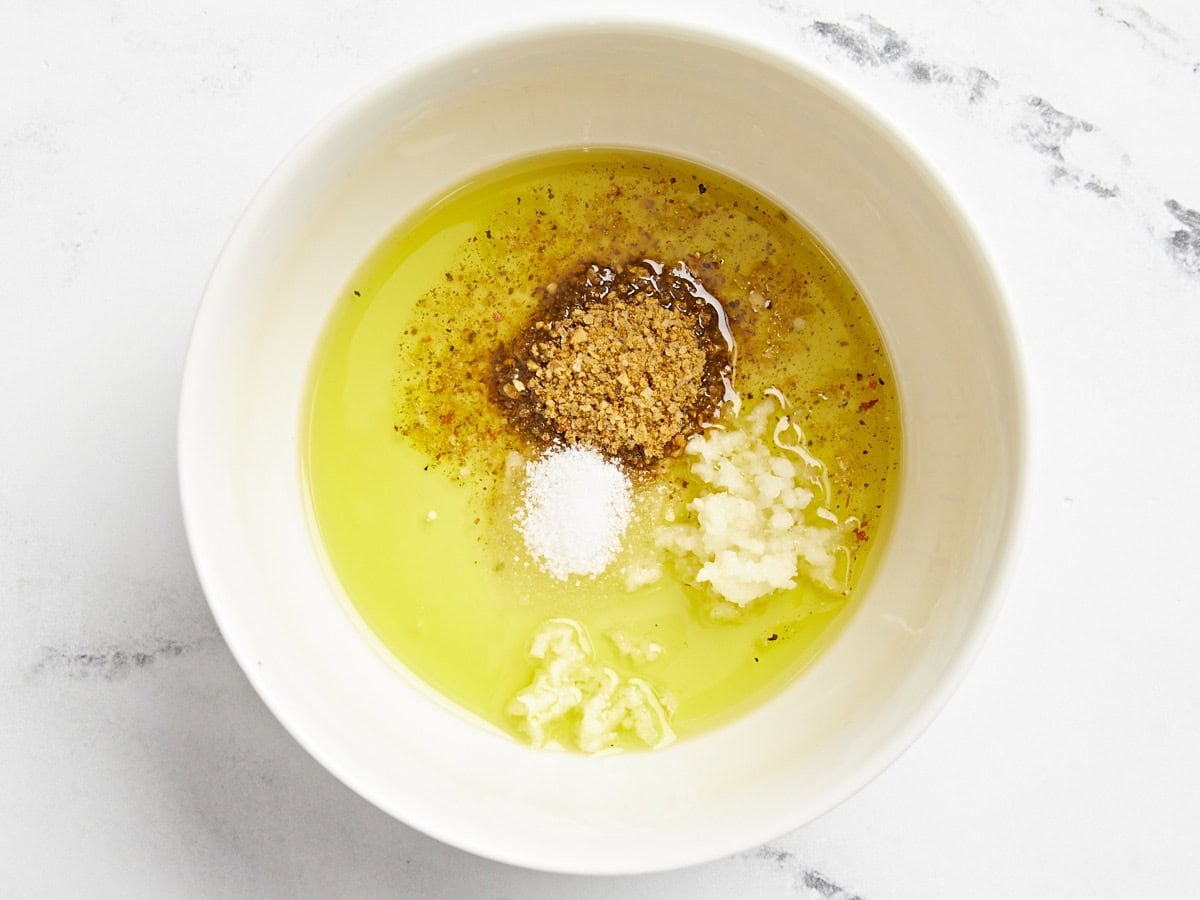 Ingrédients de la marinade pour légumes grillés dans un bol.