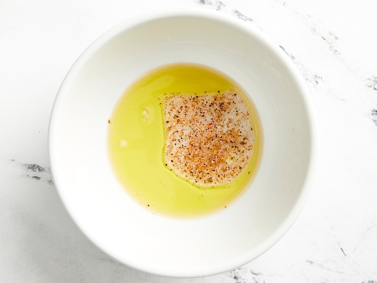 ingrédients de la vinaigrette dans un bol blanc.