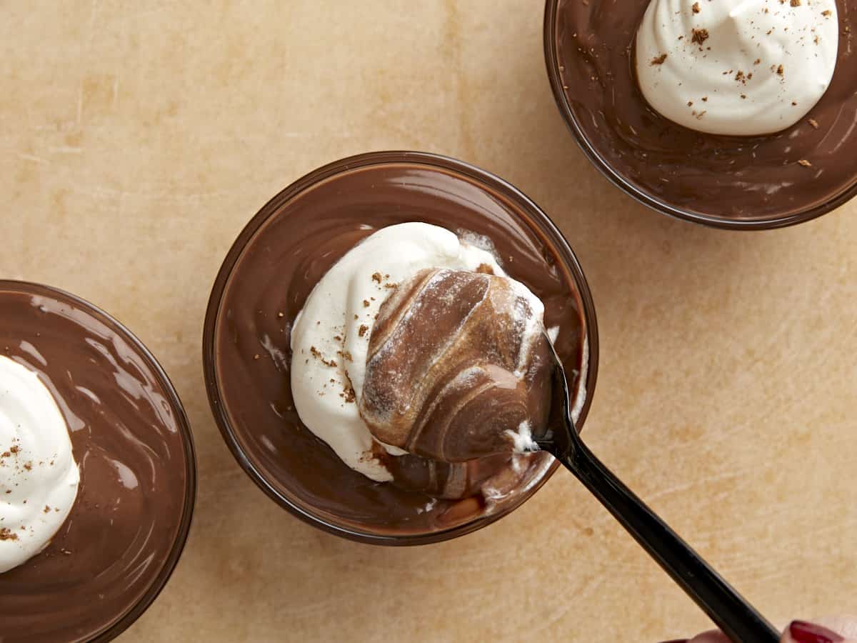 Vue aérienne de la crème fouettée mélangée dans une tasse de pudding.