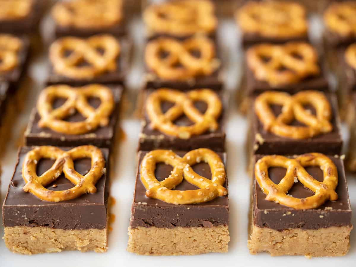 vue de face de barres de beurre d'arachide aux bretzels sans cuisson alignées dans une grille
