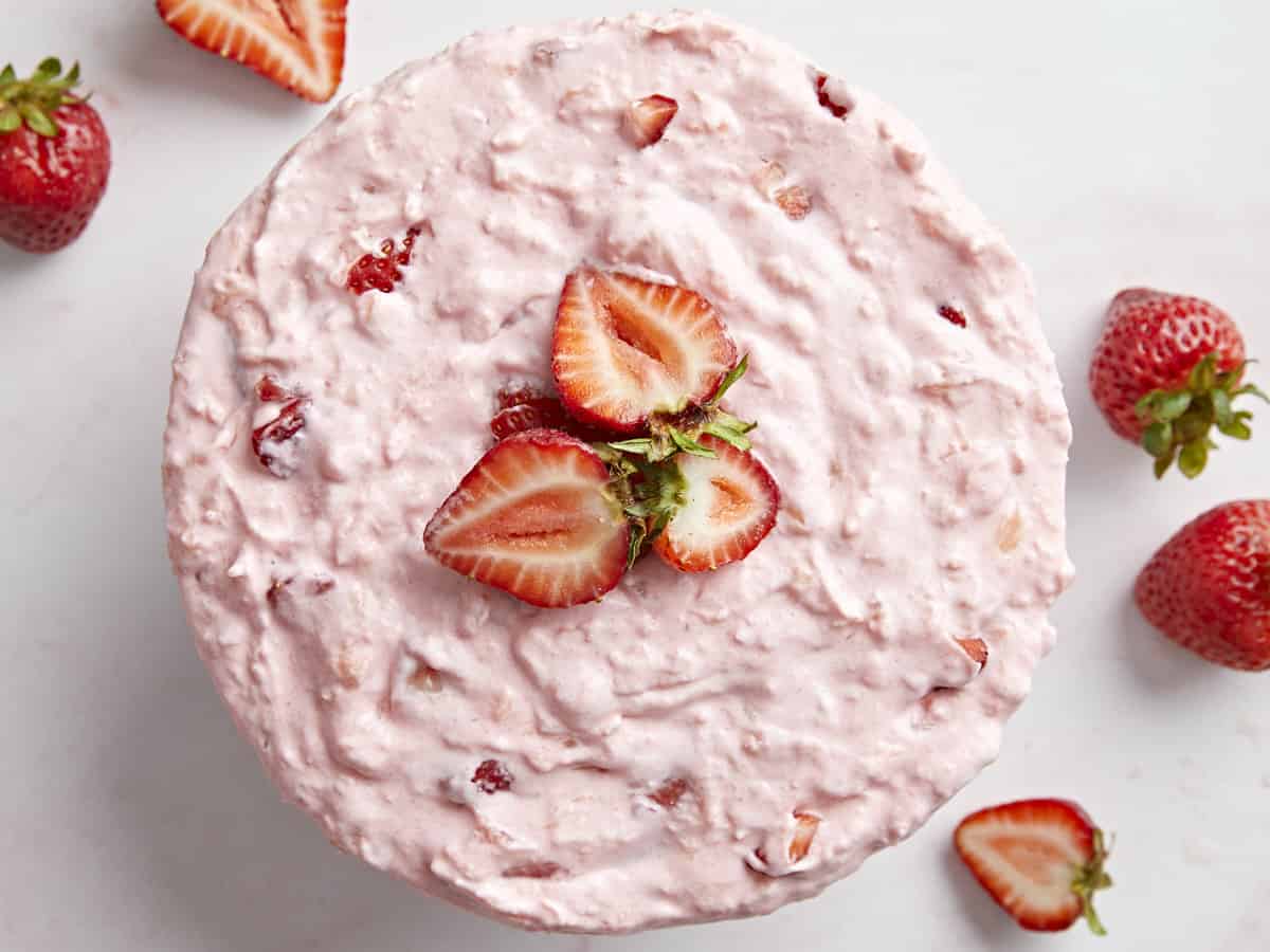 Photo aérienne d'une salade pleine de gélatine garnie de fraises tranchées.