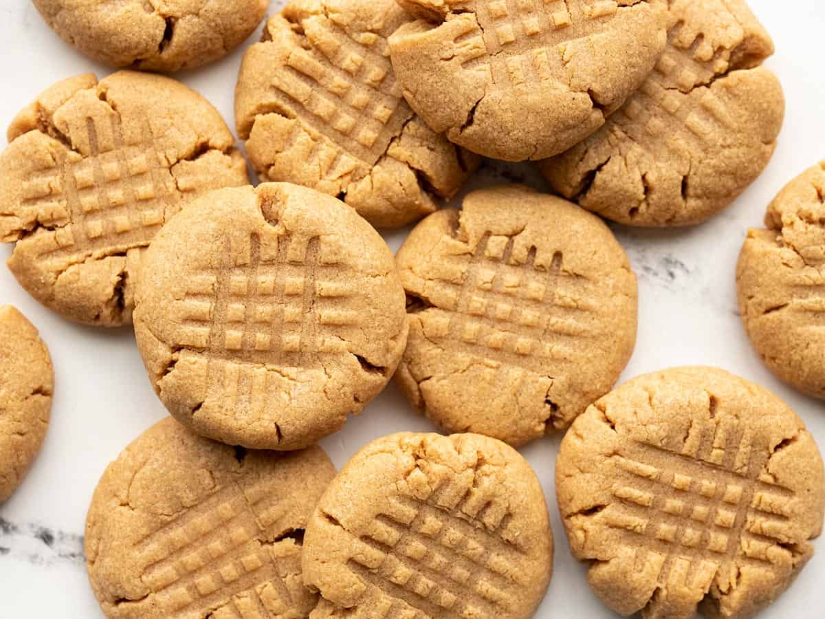 biscuits au beurre de cacahuète sans farine dispersés sur une surface