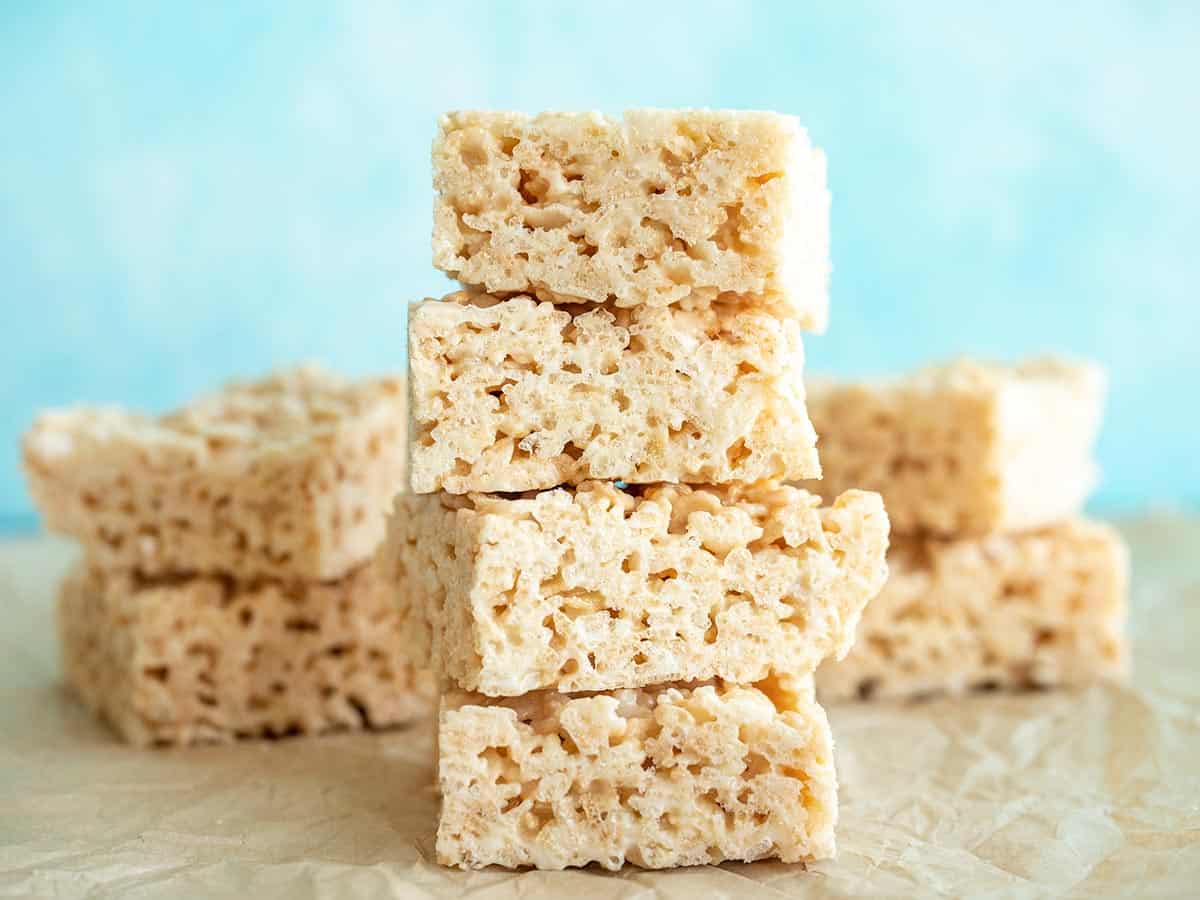 Friandises au riz soufflé empilées