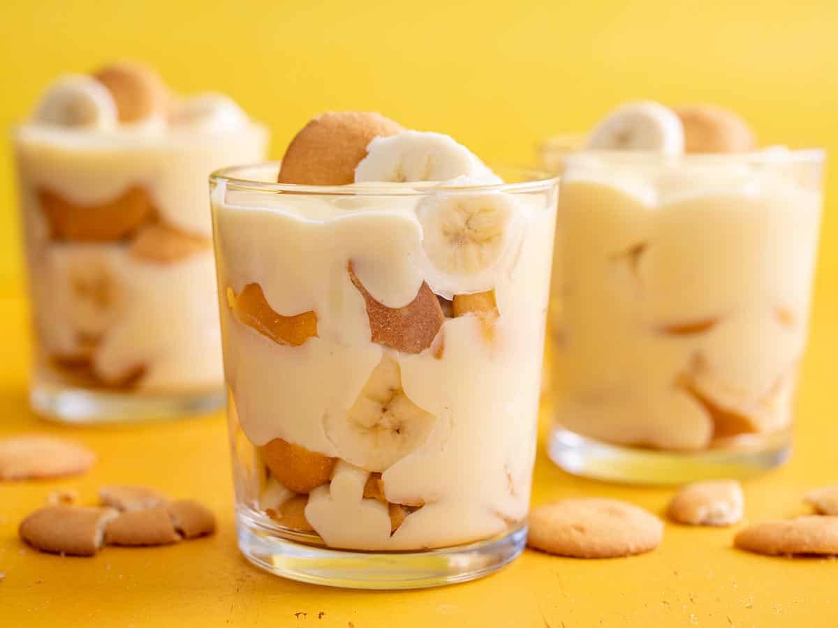 Plan latéral de trois verres de pudding à la banane.