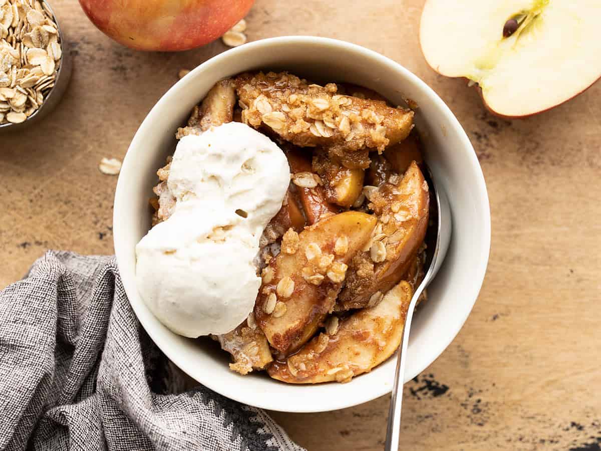 Croustillant aux pommes dans un bol garni de glace à la vanille