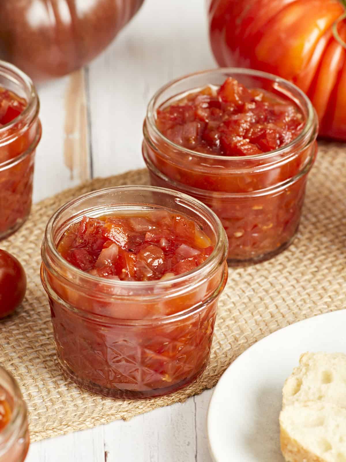 Relish de tomates dans des bocaux en verre.