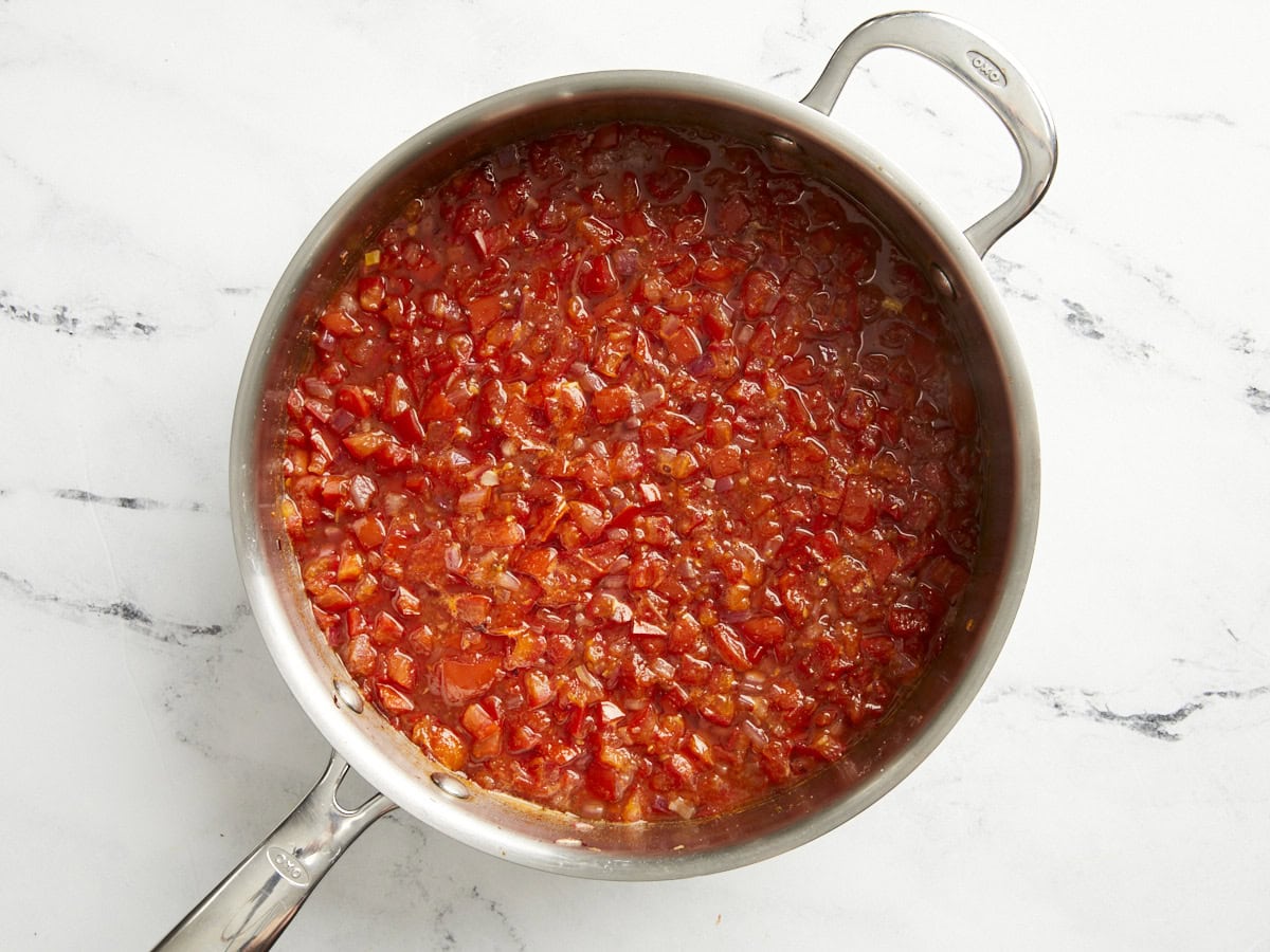 Relish de tomates à mi-cuisson dans une poêle.