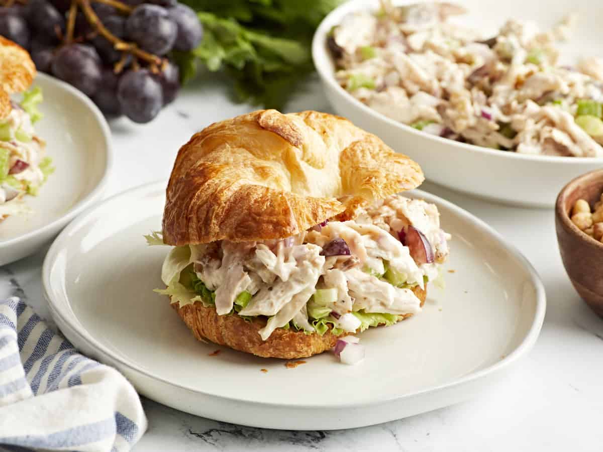 Salade de poulet traditionnelle dans un croissant.