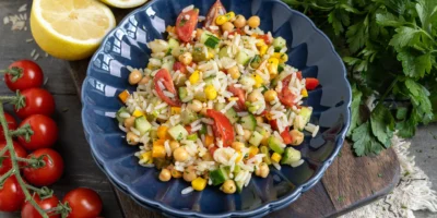 Salade de riz colorée aux légumes |  lumière estivale