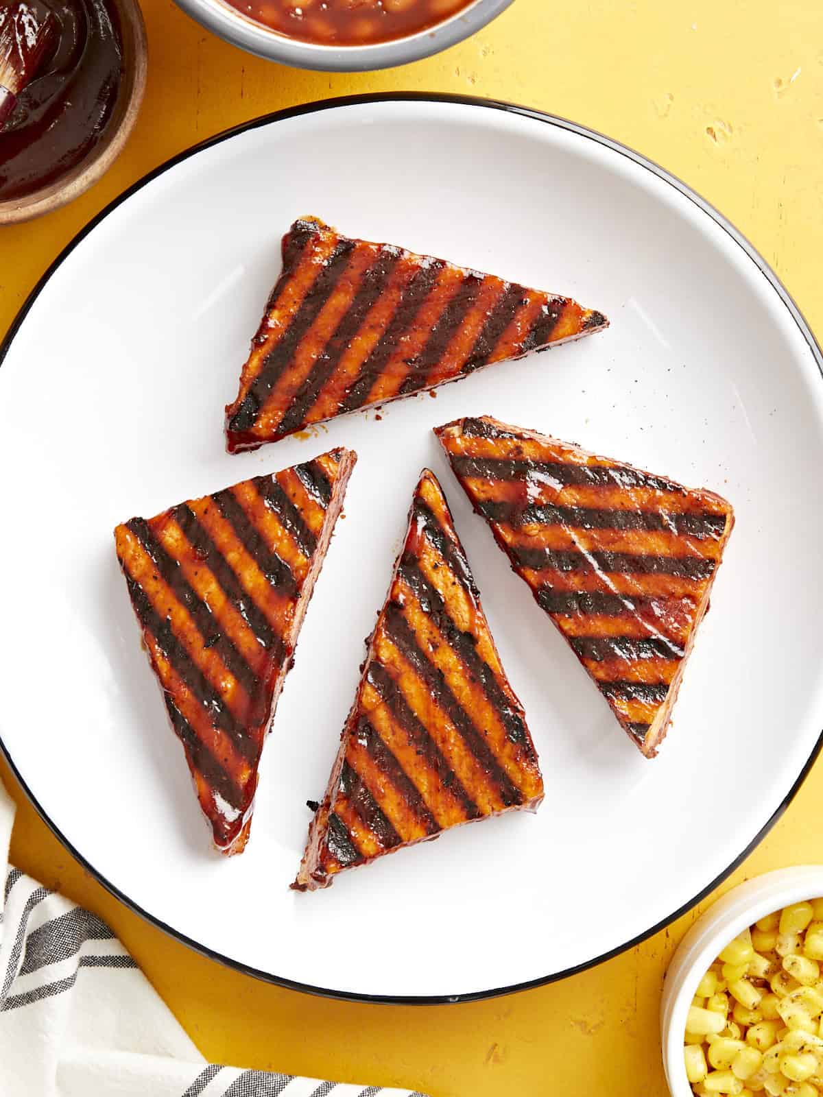 Tofu grillé au barbecue sur une assiette.