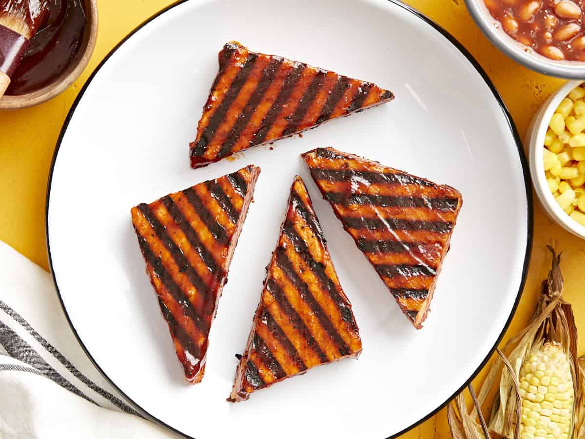 Tofu grillé au barbecue sur une assiette.