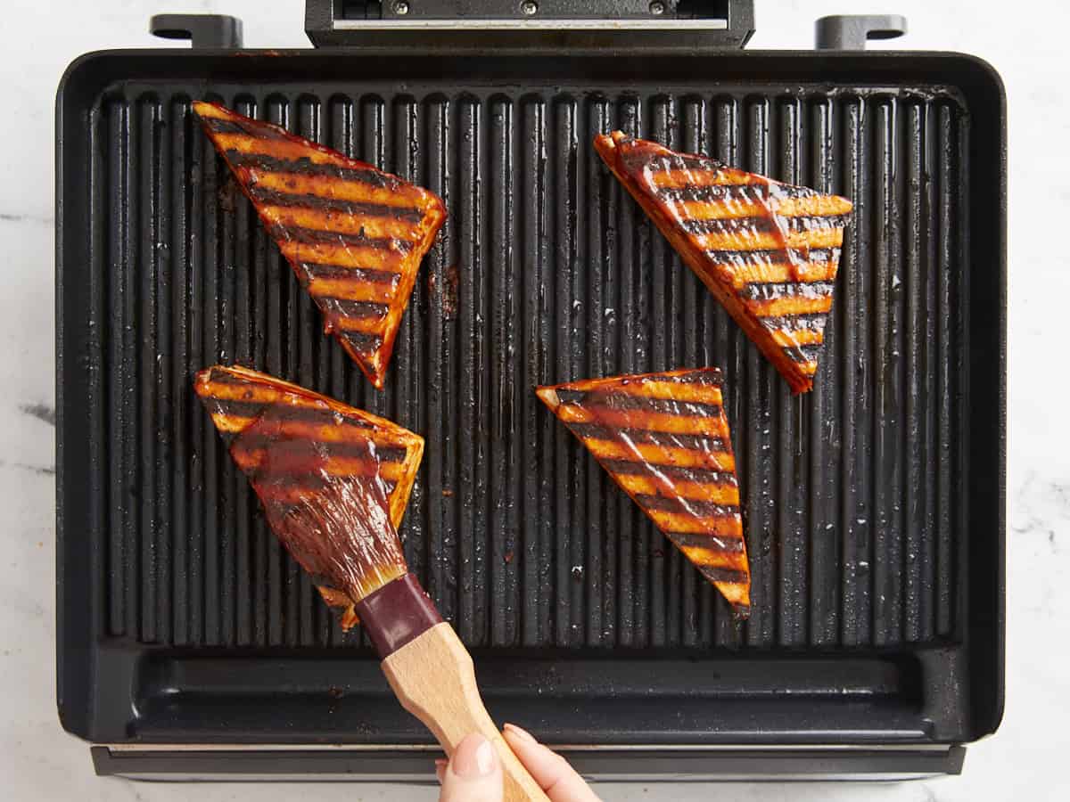 Tofu grillé au barbecue badigeonné de sauce barbecue supplémentaire.