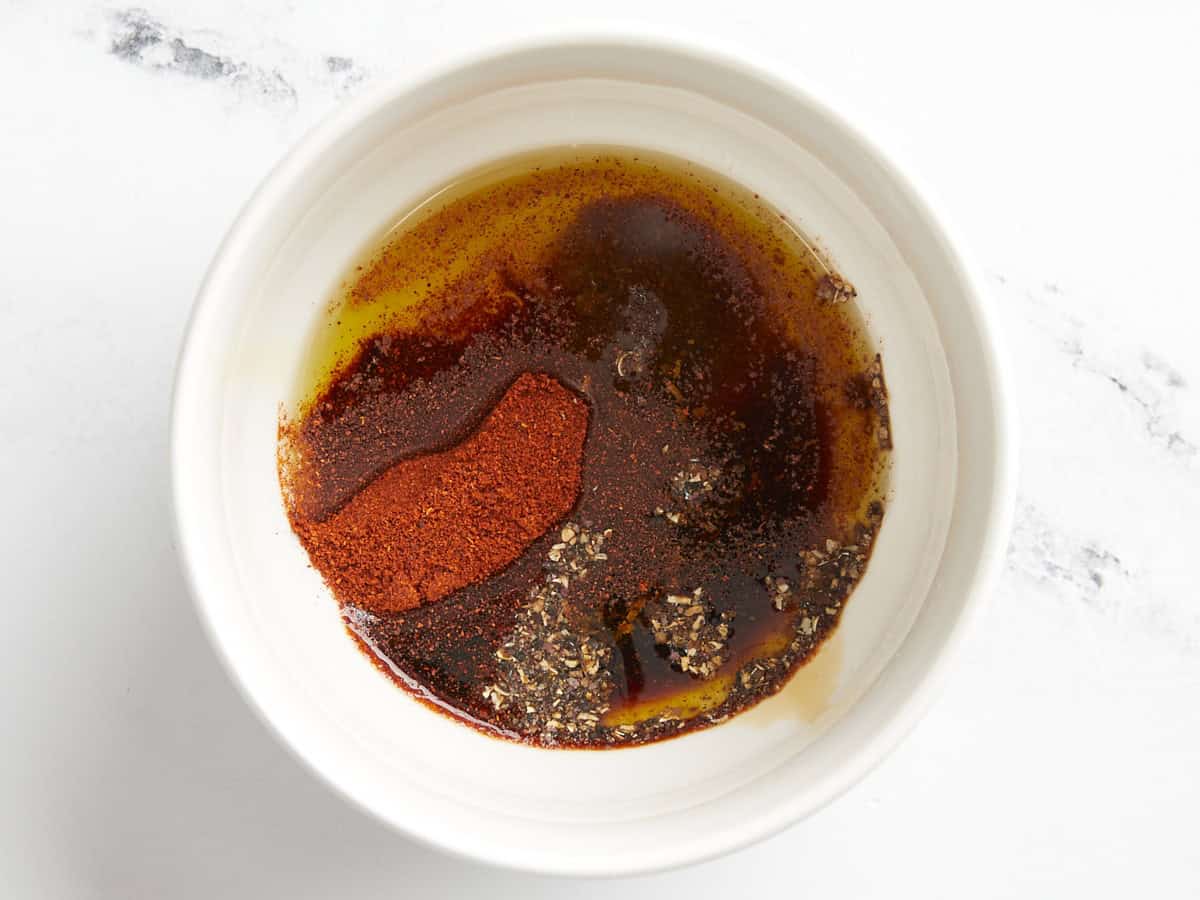 Ingrédients de la marinade pour le tofu BBQ dans un bol.