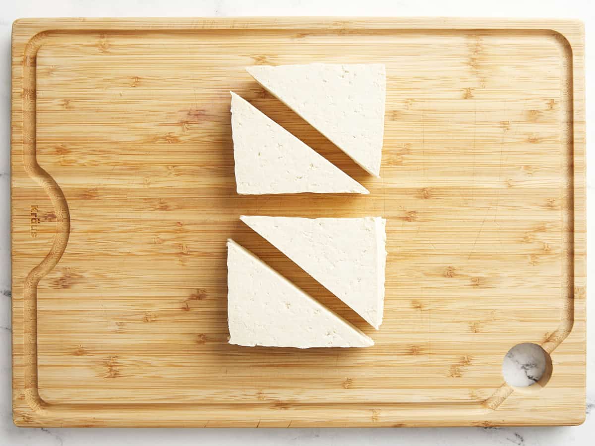 Tofu coupé en triangles.
