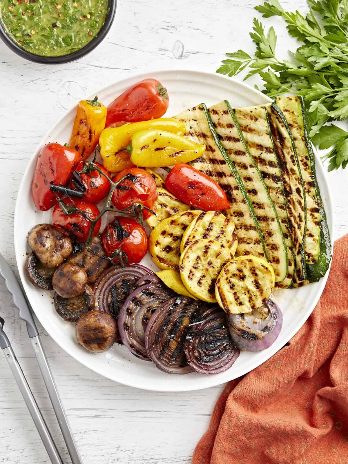 Une assiette de légumes grillés.