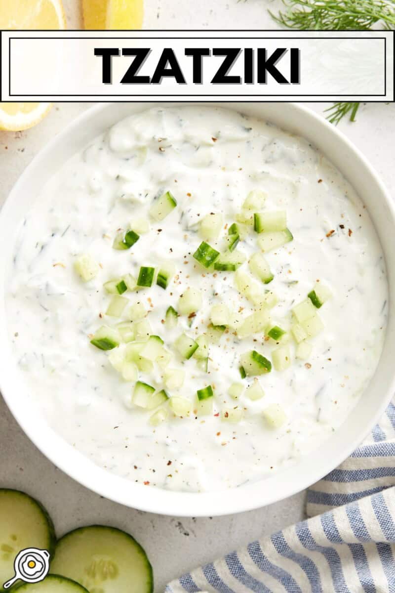 Vue aérienne de la sauce Tzatziki dans un bol de service blanc avec le texte du titre en haut.